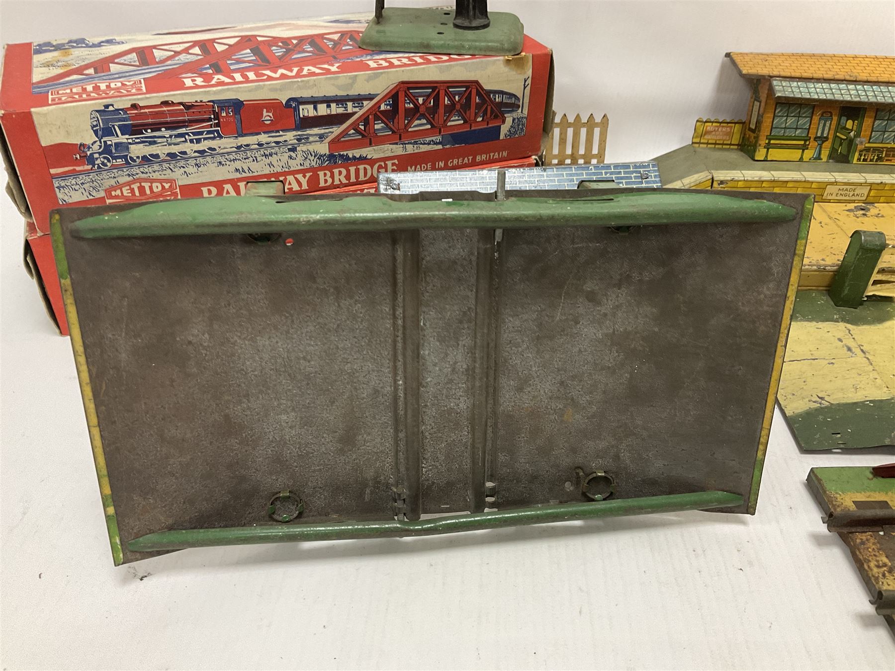 ‘0’ gauge - six boxed Hornby Hachette coaches comprising three Saloon Cars and three Dining Cars in original boxes; three loose ‘SNCF’ cars; three crossings, two Hornby/Meccano railway stations, one bridge and a water tank; two further Mettoy Railways ‘Railway Bridge’ in original boxes (17)