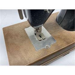 Singer mini sewing machine, together with Holly hobbie mini sewing machine and other sewing machine models, Singer H15cm