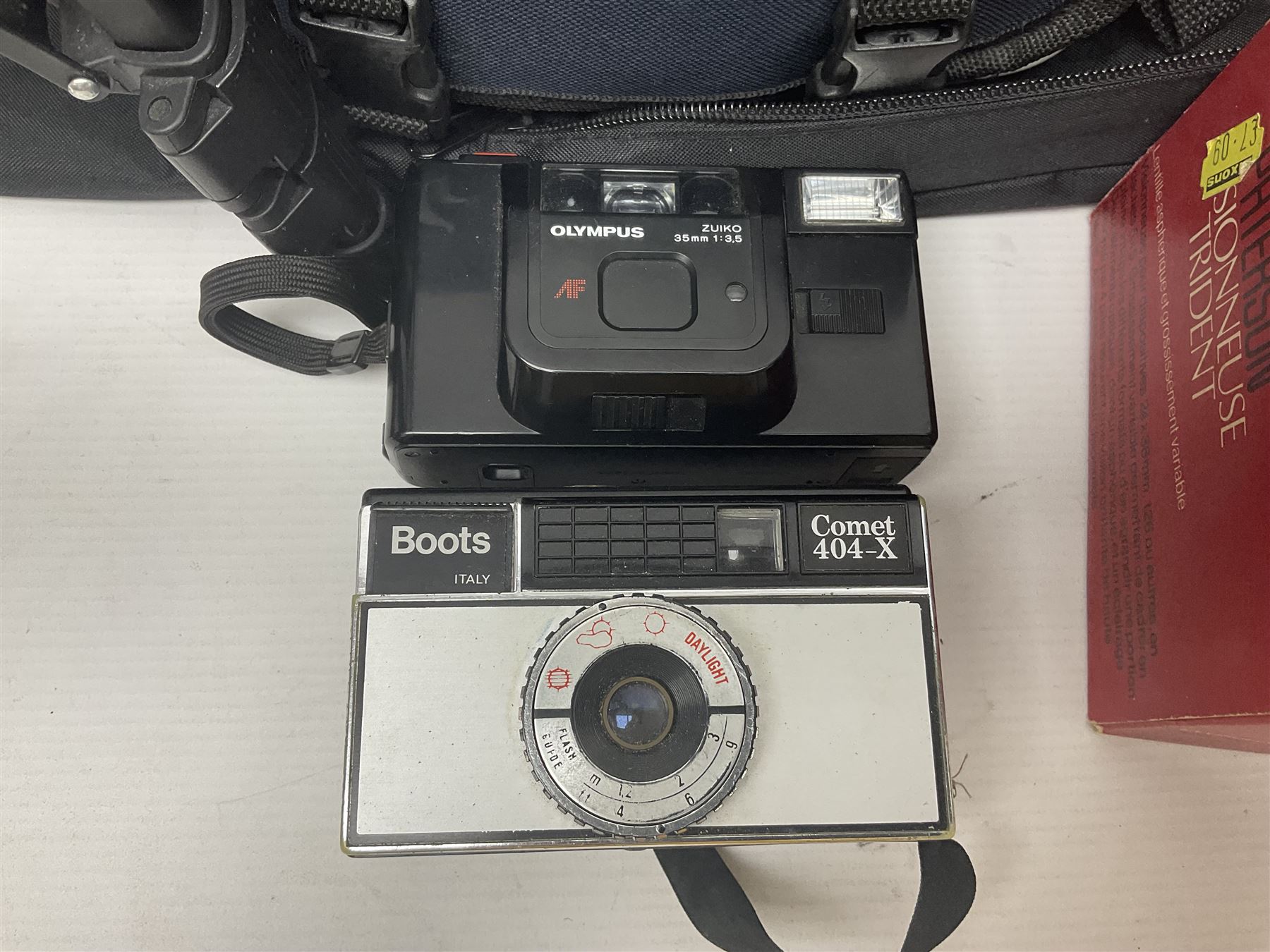 Collection of cameras, including Nikon F401 AF camera body, serial no 2111407, with Sigma Zoom Master 1:3.5-4.5 f=35-70mm lens, Fujifilm camera body etc 