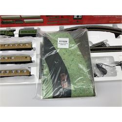 Hornby '00' gauge - Flying Scotsman electric train set with Class A3 4-6-2 locomotive 'Flying Scotsman' No.4472 and three teak style passenger coaches, boxed with TrakMat pack