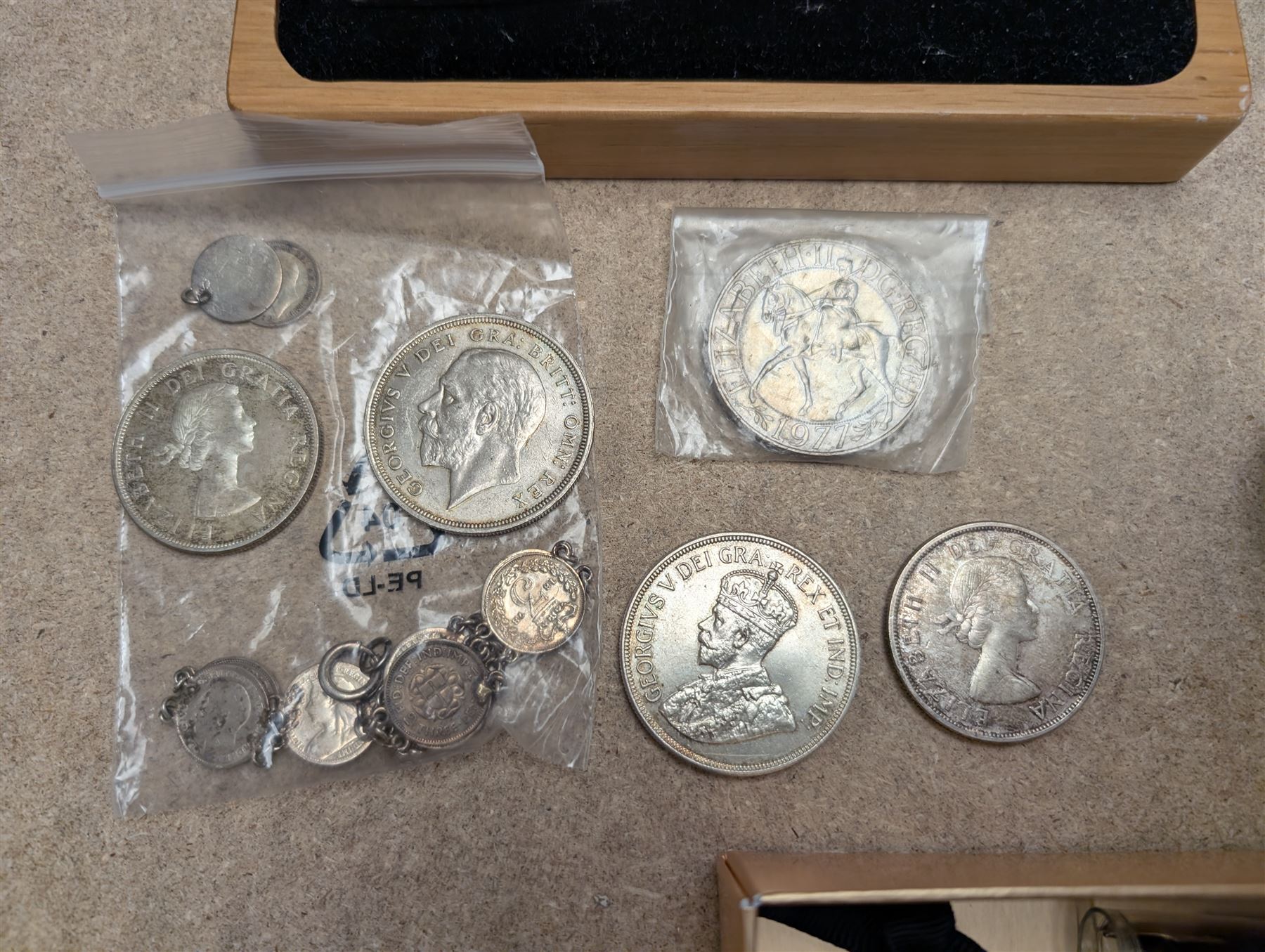 Collection of fountain pens and coins, including Parker 17 fountain pen with 14ct gold nib and George V 1928 crown