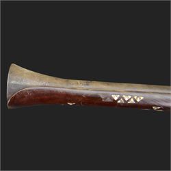 Indian Jezail style flintlock blunderbuss with 61cm bell mouth blunderbuss barrel with engraved floral design, the butt with mother of pearl triangular inlays, overall L97cm