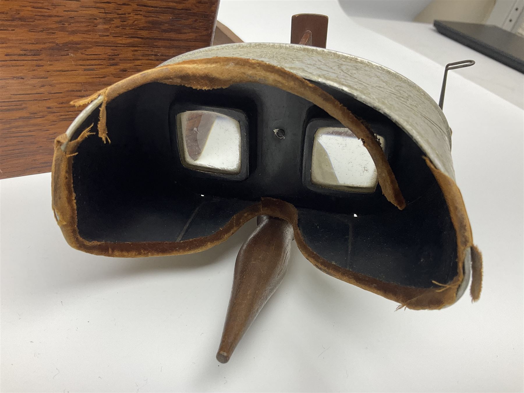 Underwood & Underwood sun sculpture stereoscope viewer, together with three other stereoscope viewer, and box of stereoscopic views by Realistic Travels 