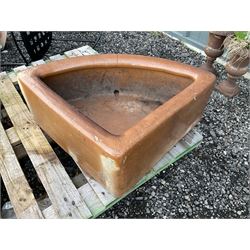 Glazed corner trough - THIS LOT IS TO BE COLLECTED BY APPOINTMENT FROM DUGGLEBY STORAGE, GREAT HILL, EASTFIELD, SCARBOROUGH, YO11 3TX