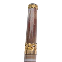 George III gold mounted agate bodkin case, of tapering cylindrical form with C scroll and foliate gold mounted, and inset bloodstone terminals to base and cover, L11cm

Provenance: From the collection of Andrew Chichester Everitt.