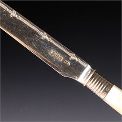 Set of twelve silver bladed fruit knives and forks with mother of pearl handles, the blades with engraved decoration, in oak case Sheffield 1920 Maker Allen & Darwin