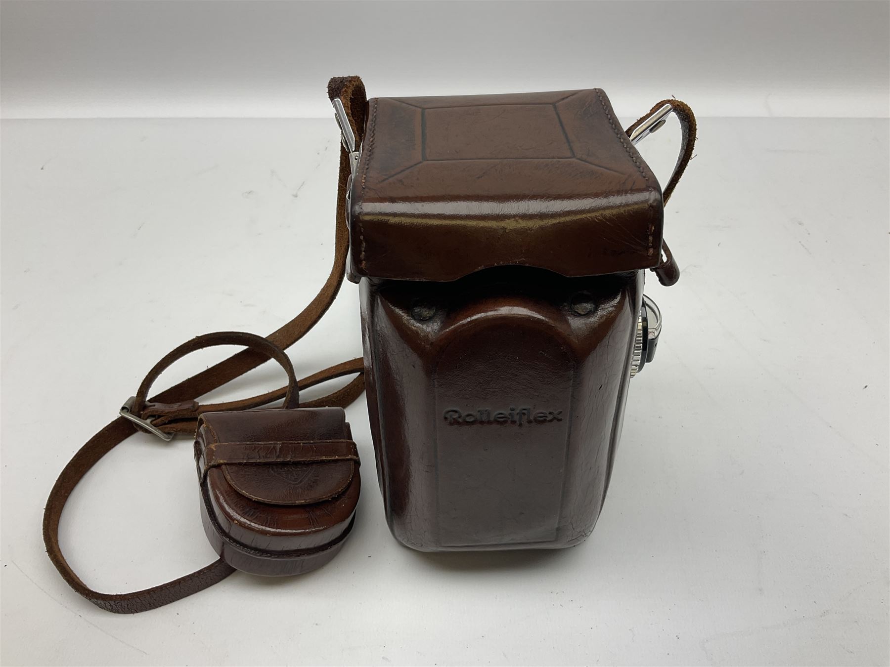 Franke & Heidecke Synchro-Compur Rolleiflex camera, twin lens camera, serial number 2447615, with viewing lens '1:2.8/80 Heidosmat No. 857174', Taking Lens '1:2.8/80 Carl Zeiss Planar No. 4189283', in leather case