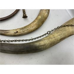 Collection of  horns, to include cow horn with copper and brass mounts and chain, copper coaching horn, copper and brass hunting horn, etc
