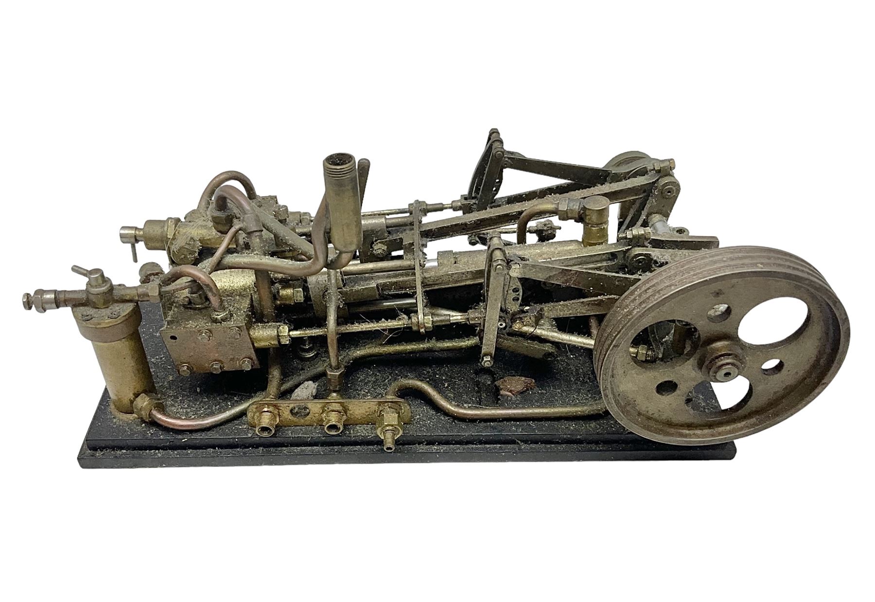 Live steam model of a horizontal mill engine with 7cm flywheel, on oblong bakelite type base L23.5cm