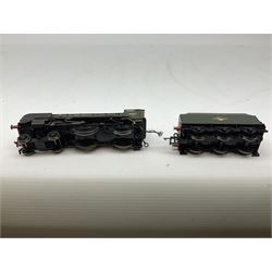 Hornby '00' gauge -Railroad Early BR Class 9F locomotive no. 92027, Class 2P 4-4-0 locomotive no. 40663 and Schools Class 4-4-0 locomotive 'Winchester' no. 30901, all DCC ready (3)