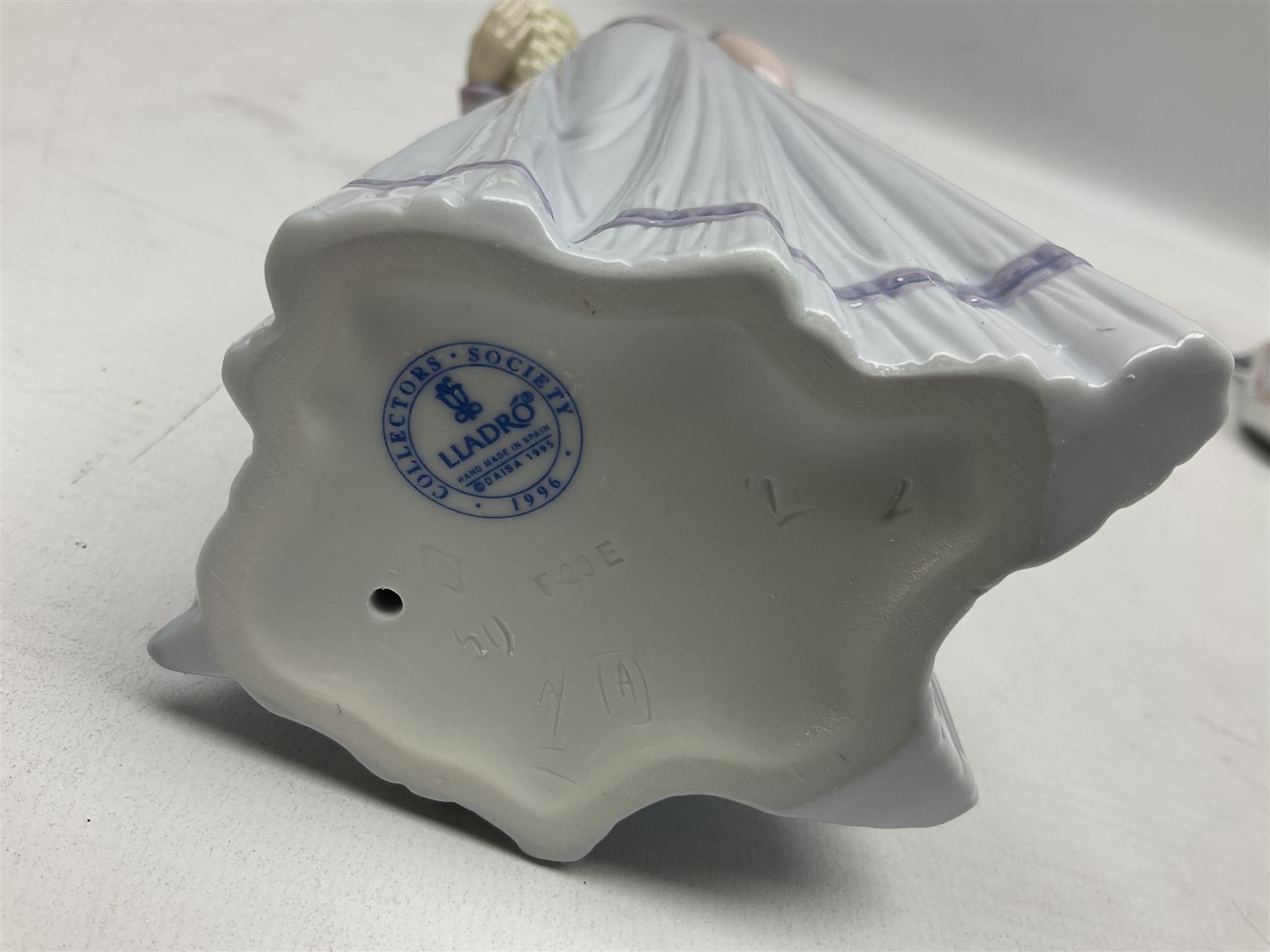 Two Lladro figures, comprising Innocence in Bloom no 7644 and Afternoon Promenade no 7636, both with original box, H28cm