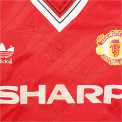 Manchester United 1986 signed football shirt, size large, signatures to include Bryan Robson, Norman Whiteside, Clayton Blackmore, Chris Turner, Mike Duxbury, Remi Moses, Jesper Olsen and others 