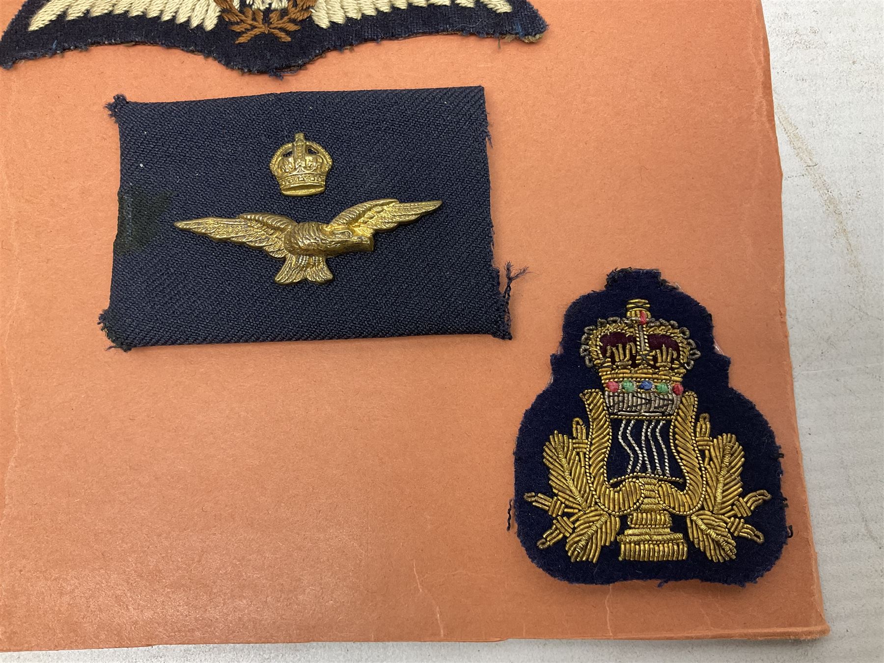Quantity of WW1 and later Royal Navy and RAF cloth and metal badges and insignia