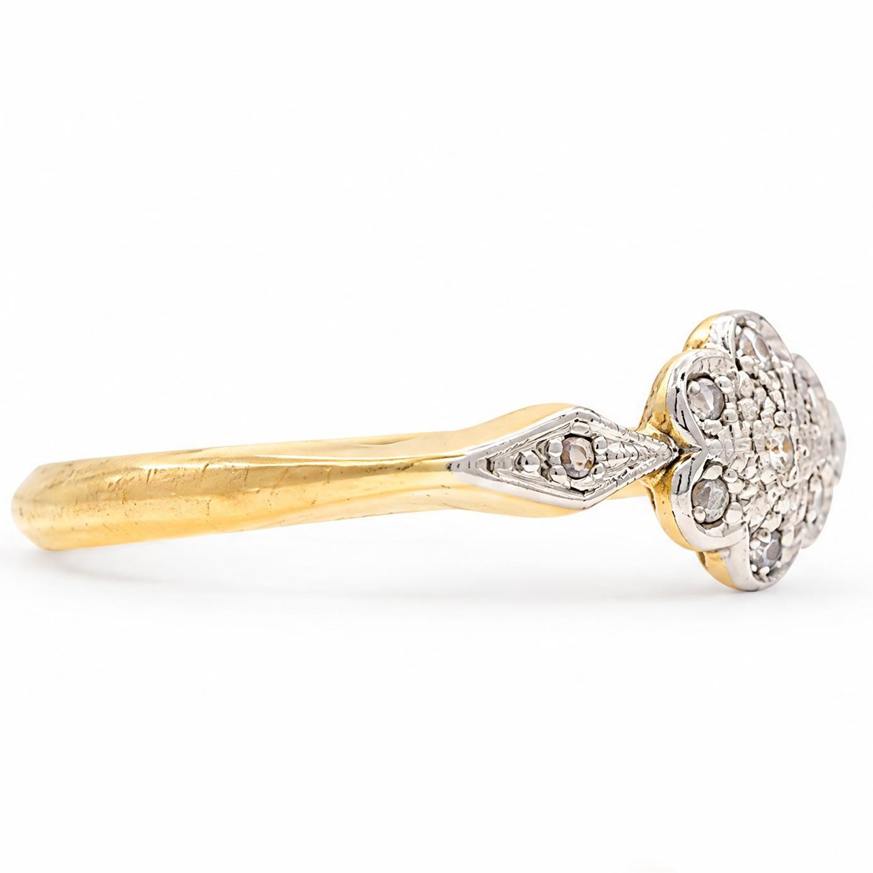 Early 20th century gold diamond daisy flower head cluster ring, set with seven diamond chips and diamond shoulders, stamped 18ct Plat
