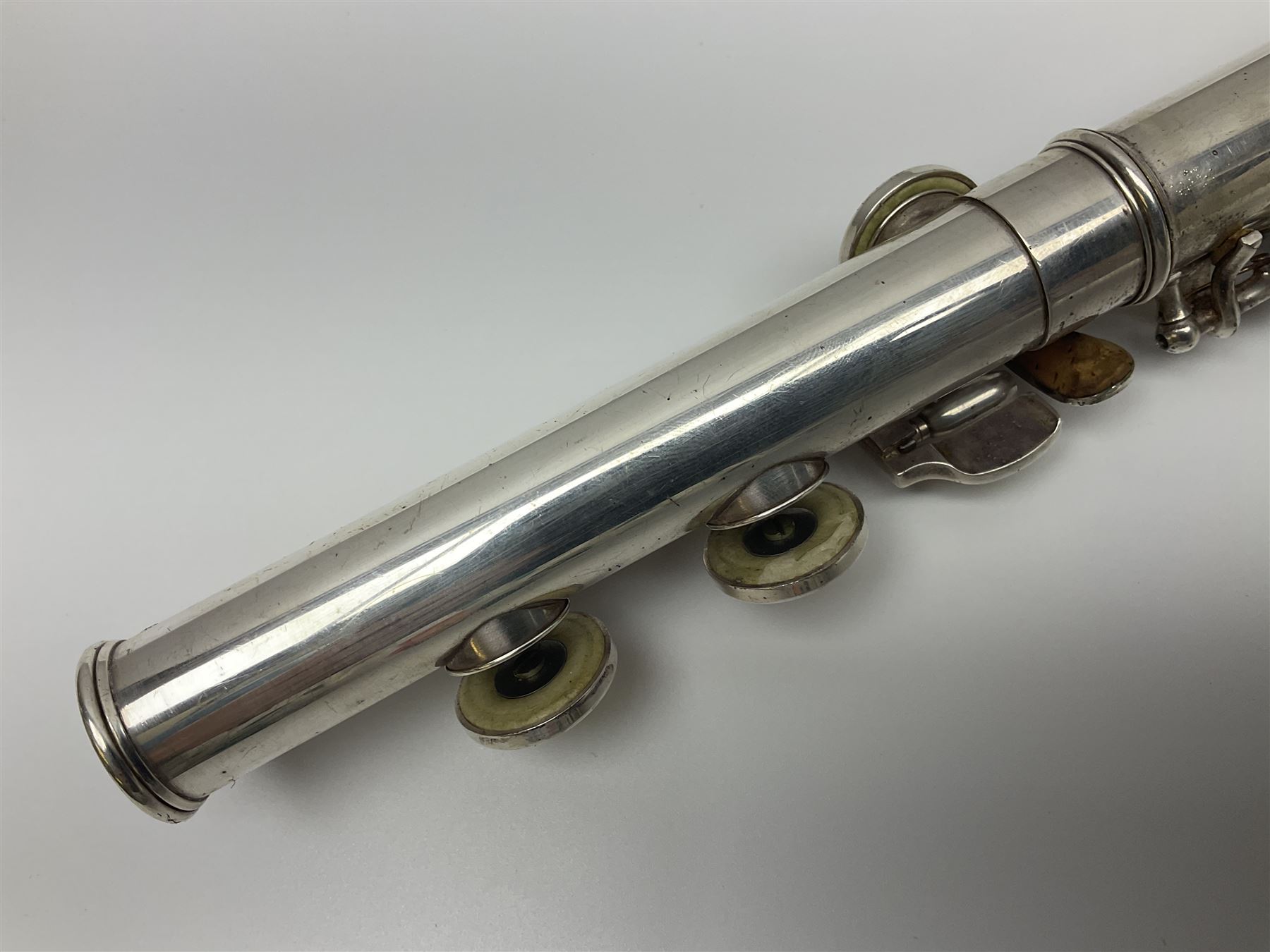 Boosey & Hawkes London Regent three-piece flute, serial no.345447; in B&H Bandhite hard carrying case; and Deg Music Company Inc. USA Claudel Model three-piece flute, serial no.491718, in hard carrying case (2)