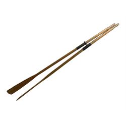 Pair of wooden oars with metal collars, L210cm 