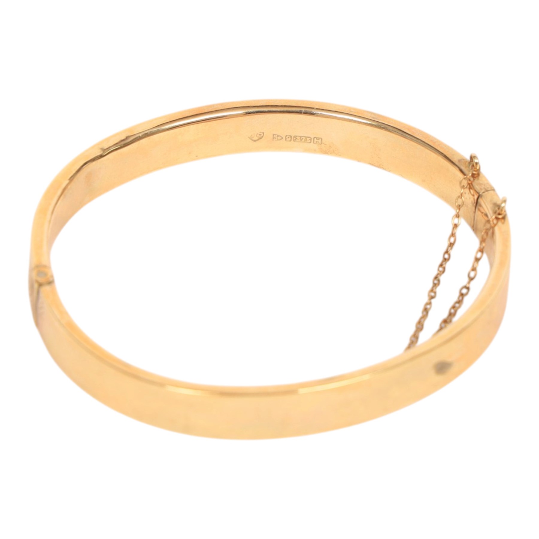 9ct gold hinged bangle, with engraved foliate decoration, hallmarked