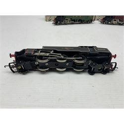 Wrenn '00' gauge - three 4MT Standard 2-6-4 tank locomotives - No.2679 LMS Lined Maroon; boxed with instructions; No.8230 in GWR Green; and No.80033 in BR Lined Black; both in associated Wrenn boxes (3)