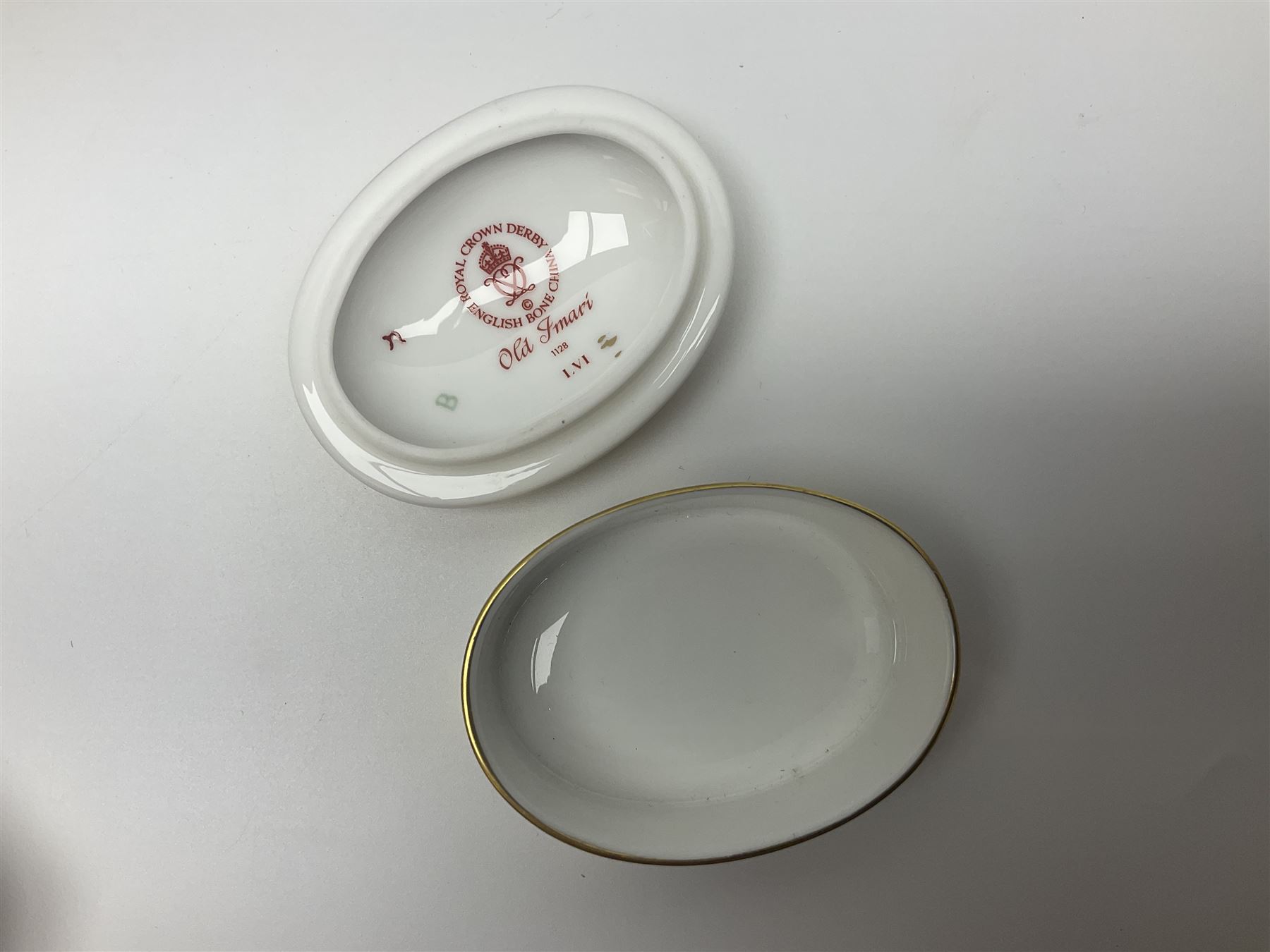 Collection of Royal Crown Derby Old Imari pattern no. 1128, comprising footed trinket dish, covered trinket box and three other trinket dishes 