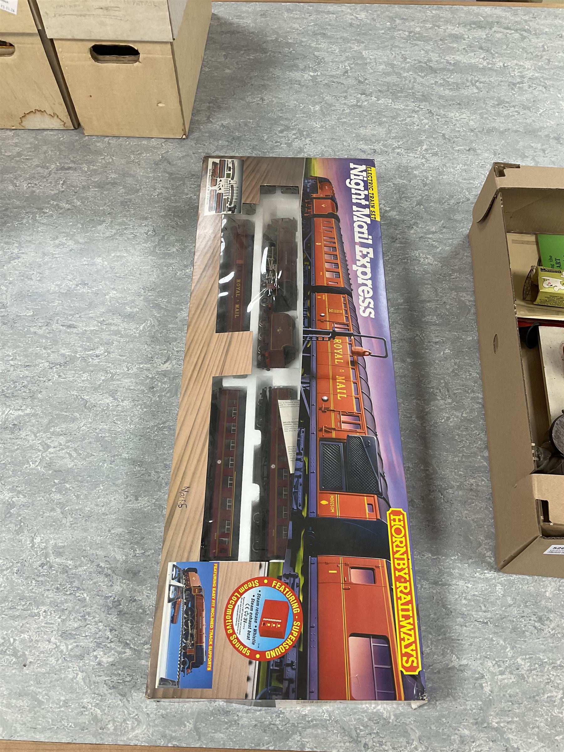 Collection of Hornby Railways OO gauge electric train sets including Night Mail Express R899, Freightmaster R578 and Inter City 125 R546, together with various electric train set components, all incomplete