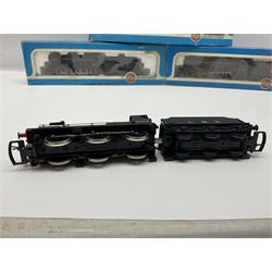 Airfix '00' gauge - Castle Class 4-6-0 locomotive 'Pendennis Castle' No.4069; Class 6P/7P Rebuilt Royal Scot 4-6-0 locomotive 'Royal Scot' No.46100; both boxed; Class 4F 0-6-0 locomotive No.4454 in associated box; another unboxed Class 4F 0-6-0 locomotive; and Class 14XX 0-4-2 tank locomotive No.1466 for spares or repair