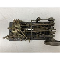 Live steam model of a horizontal mill engine with 7cm flywheel, on oblong bakelite type base L23.5cm