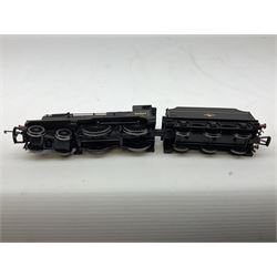 Hornby '00' gauge -Railroad Early BR Class 9F locomotive no. 92027, Class 2P 4-4-0 locomotive no. 40663 and Schools Class 4-4-0 locomotive 'Winchester' no. 30901, all DCC ready (3)