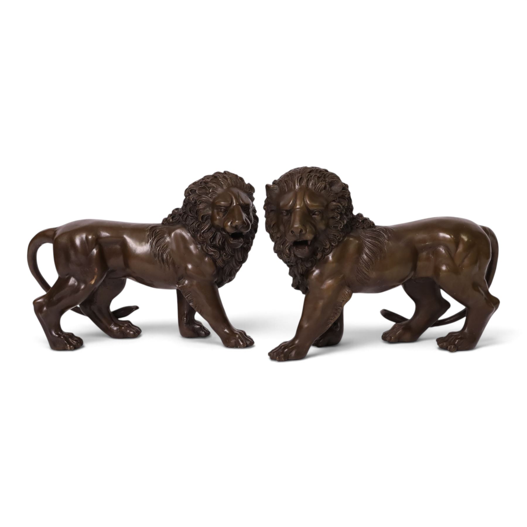Pair of bronze lions, H24cm, L32cm