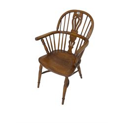 Late 20th century oak Windsor chair, double hoop and stick back with shaped and pierced splat, dished seat, on turned supports joined by crinoline stretcher