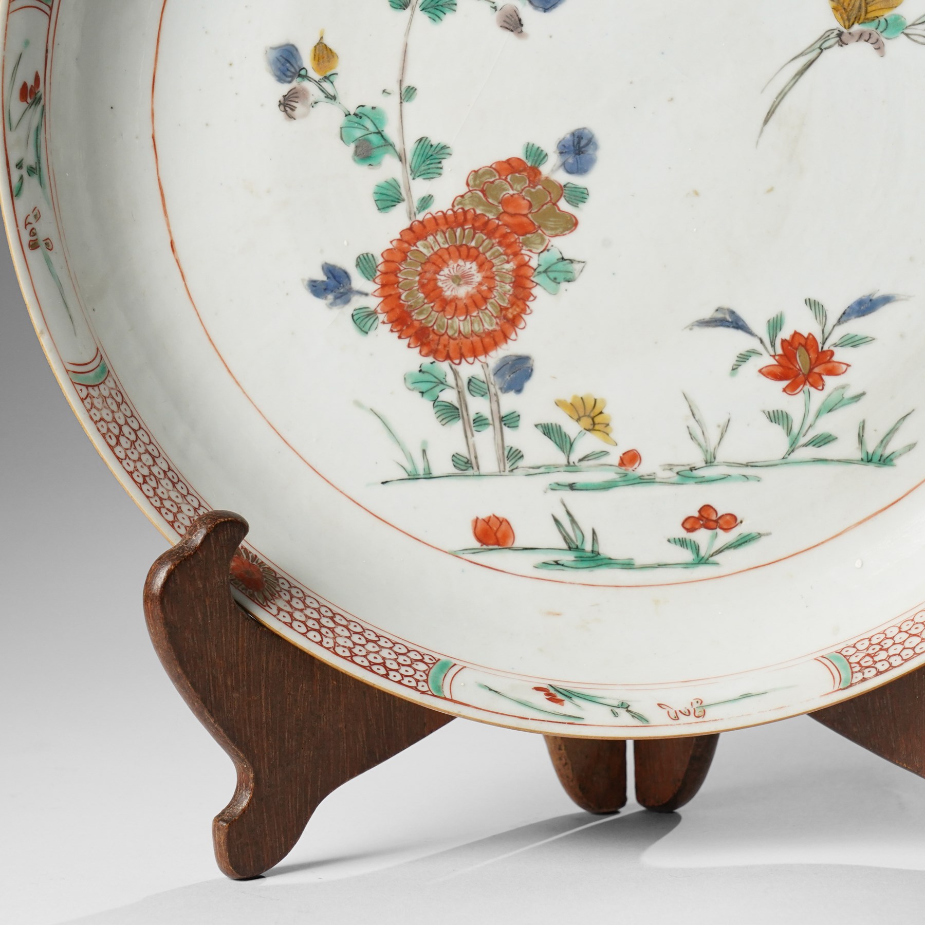 Chinese famille verte charger, the cafe au lait exterior painted with foliage, D27cm 
