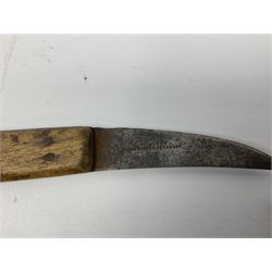 Veterinary fleams and other tools together with various veterinary books, including Hewthorn's Veterinary Guide, Farms and Farming - Vince, Veterinary Practice at Home, etc., and a collection of folding pocket knives, pen knives, hunting knife, etc.