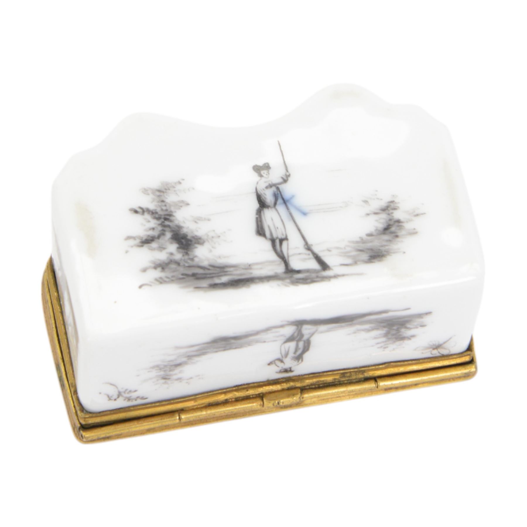 19th century Samson porcelain trinket box, with black hand painted decoration upon a white ground, depicting a battle scene to hinged cover with soldiers on horseback, grave stones and a lone soldier to sides and underside, with spurious blue crossed swords mark beneath, H4.5cm, W8cm