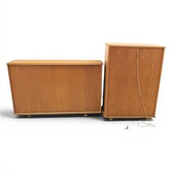 Mid-20th century elm and beech drinks cabinet with fall-front, with matching low bookcase

(Cabinet H 113cm, D 42cm, W 80cm)
(Bookcase H 87cm, D 35cm, W 137cm)