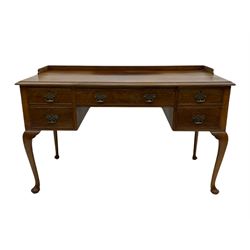 Early 20th century walnut Queen Anne style kneehole desk / dressing table, fitted with one long and four short drawers, raised on cabriole legs