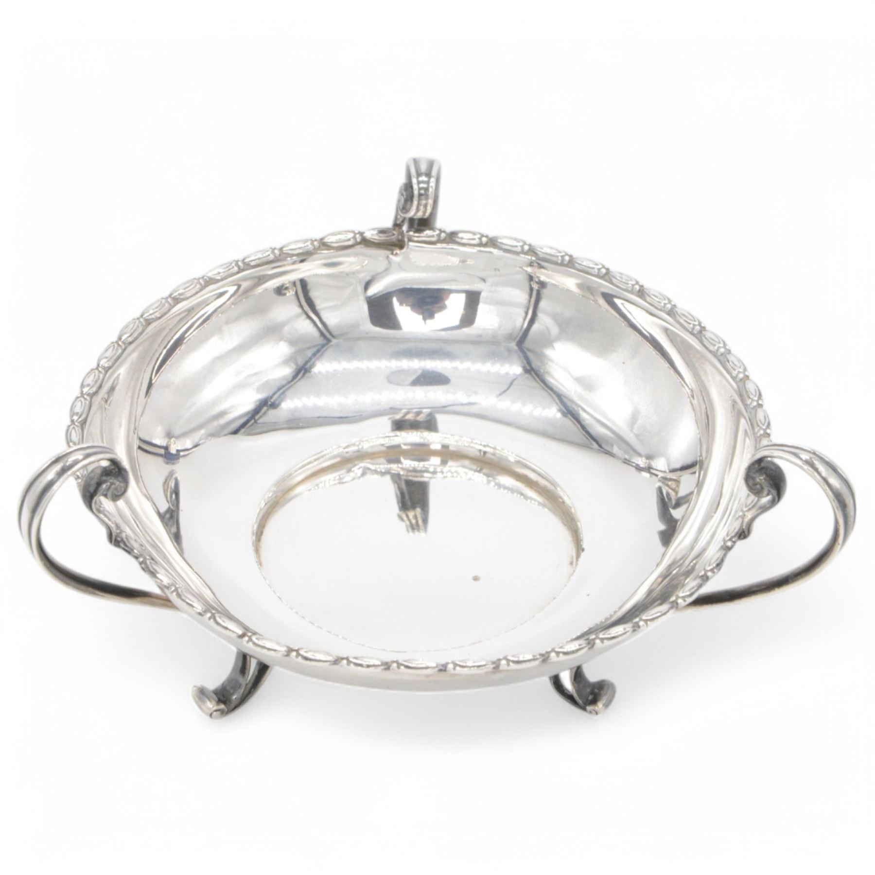 Art Nouveau silver footed bowl, of circular form with three naturalistically curved handles and upon three scroll feet, hallmarked Elikington & Co, Birmingham 1907, H8cm, D13.5cm