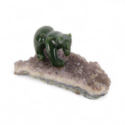 Inuit jade bear, upon an amethyst geode base, H7cm, L12cm