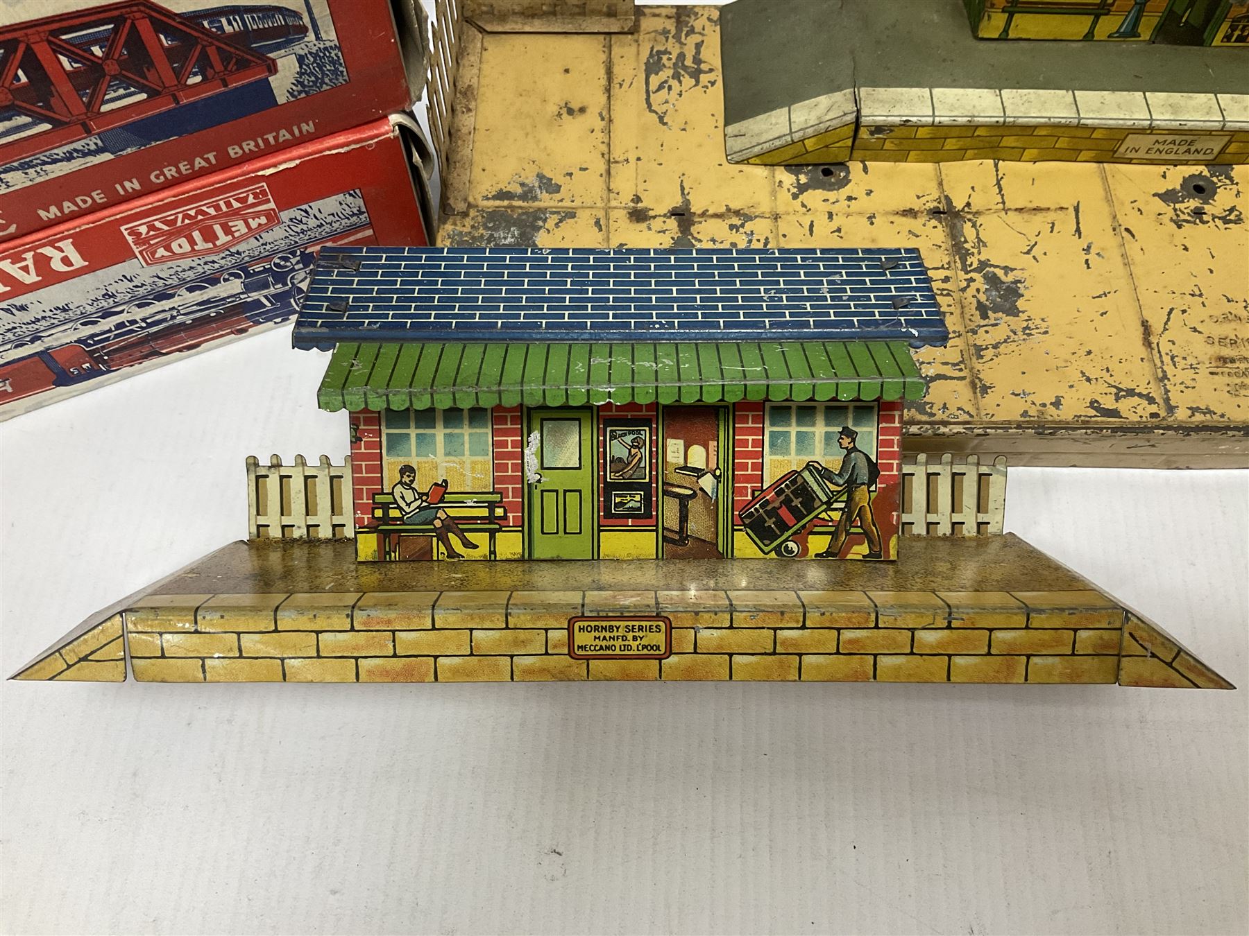 ‘0’ gauge - six boxed Hornby Hachette coaches comprising three Saloon Cars and three Dining Cars in original boxes; three loose ‘SNCF’ cars; three crossings, two Hornby/Meccano railway stations, one bridge and a water tank; two further Mettoy Railways ‘Railway Bridge’ in original boxes (17)