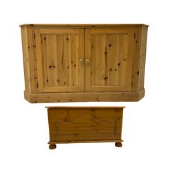 Pine corner cupboard, enclosed by two doors (W139cm, H81cm), and pine blanket box (W83cm)