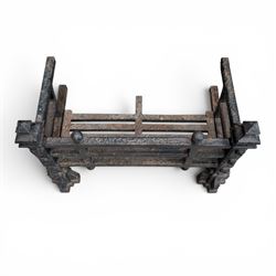 Late Victorian cast iron fireplace grate with turned and pointed finials