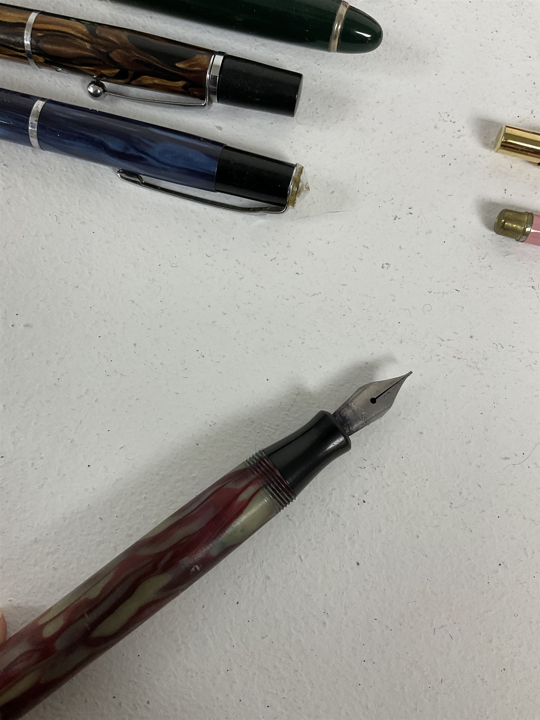 Large quantity of pens and propelling pencils, to include Rotring ballpoint pen, Osmiroid fountain pen, Parker fountain pen, Platignum ballpoint, etc, together with quantity of cases and boxes
