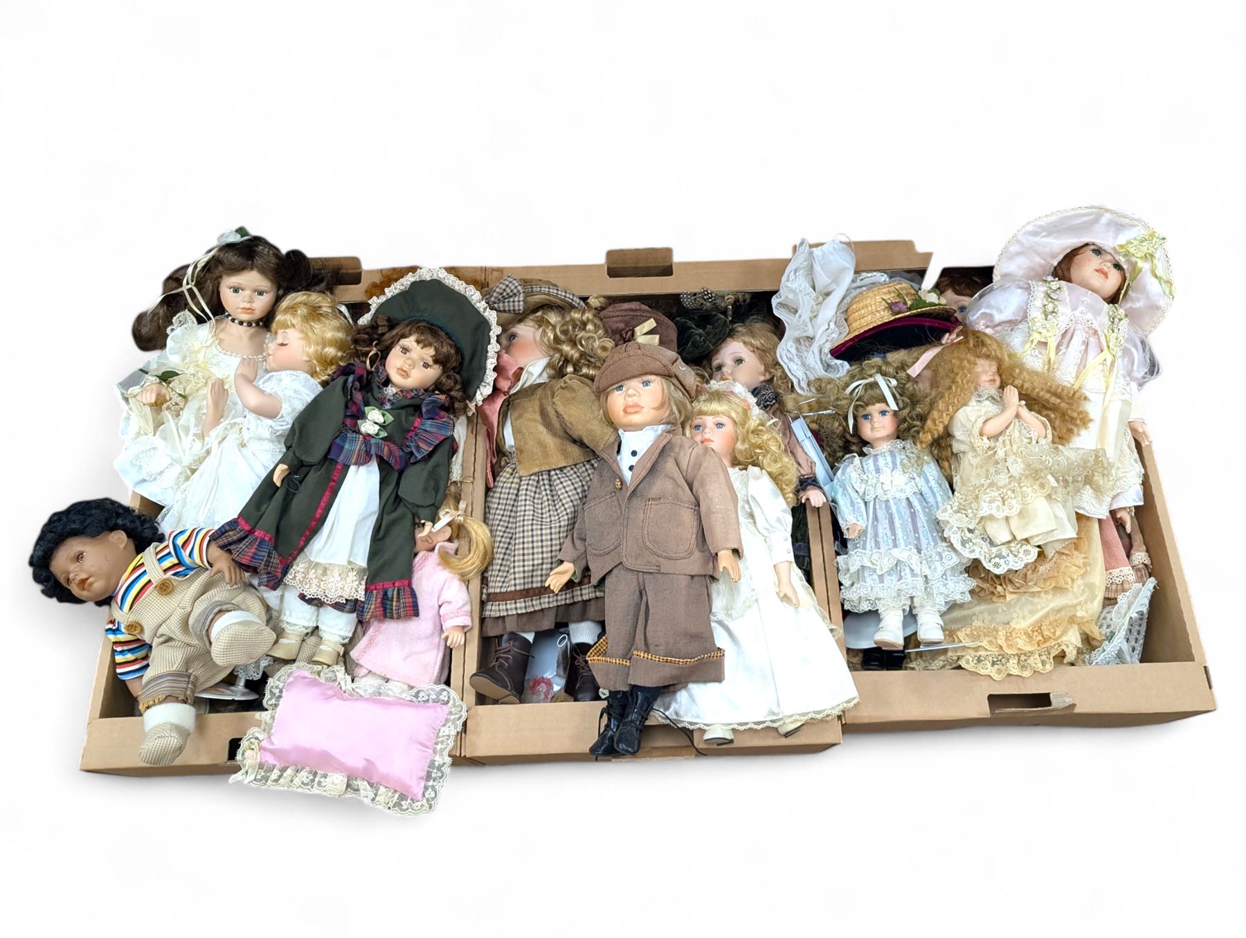 Large collection of porcelain dolls, including Alberon, Knightsbridge and Leonardo collection examples @ Beverley to RTV