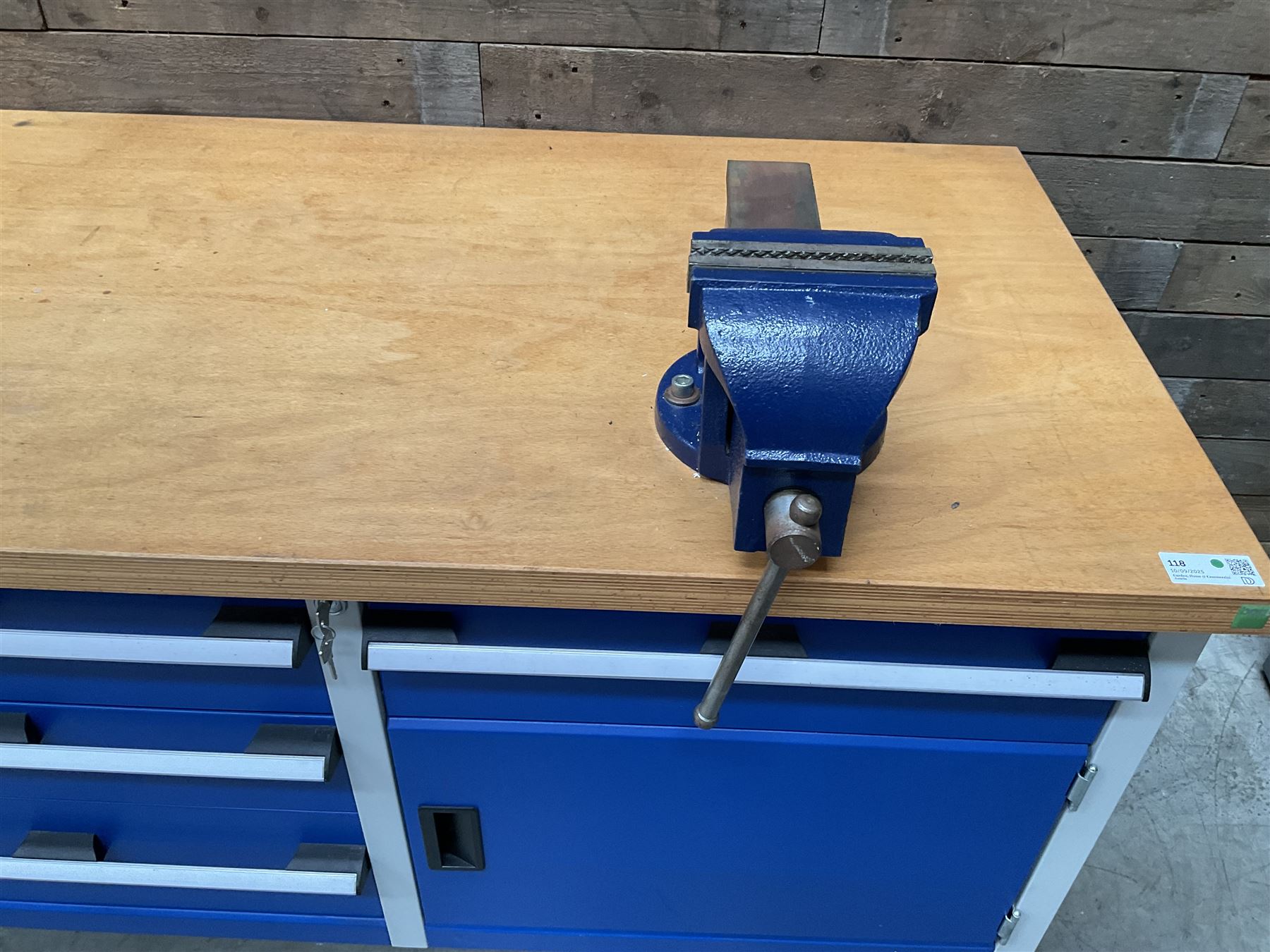 Bott cubio storage workbench, five drawers and two cupboards, single vice