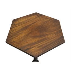 Fine Georgian design mahogany pedestal table, hexagonal top with reeded moulded edge, raised on a slim turned vasiform column with splayed tripod base and spade feet