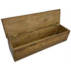 Late 20th century elm blanket box enclosed by hinged lid