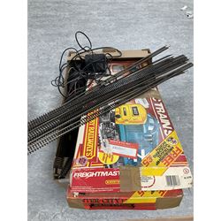 Collection of Hornby Railways OO gauge electric train sets including Night Mail Express R899, Freightmaster R578 and Inter City 125 R546, together with various electric train set components, all incomplete