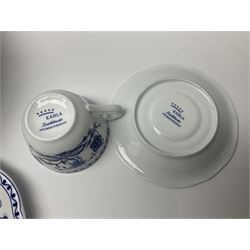 Kahla Zwiebelmuster tea and dinner service for eight , to include teapot, milk jug, covered sucrier, cups and saucers, dinnerplate's etc 