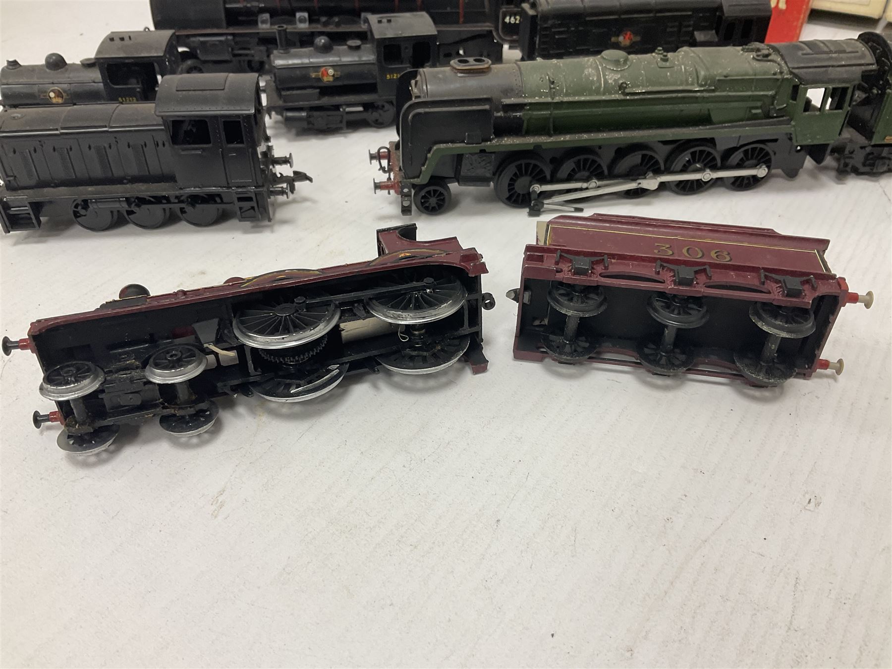 ‘00’ gauge - Airfix locomotive model kits comprising series 4 City of Truro kit and empty series 4 box, series 4 Mogul, two series 4 Harrow kits, all boxed; together with Rosebud Kitmaster Stirling kit and quantity of loose plastic locomotives and tenders from Airfix, Kitmaster, Ratio etc 