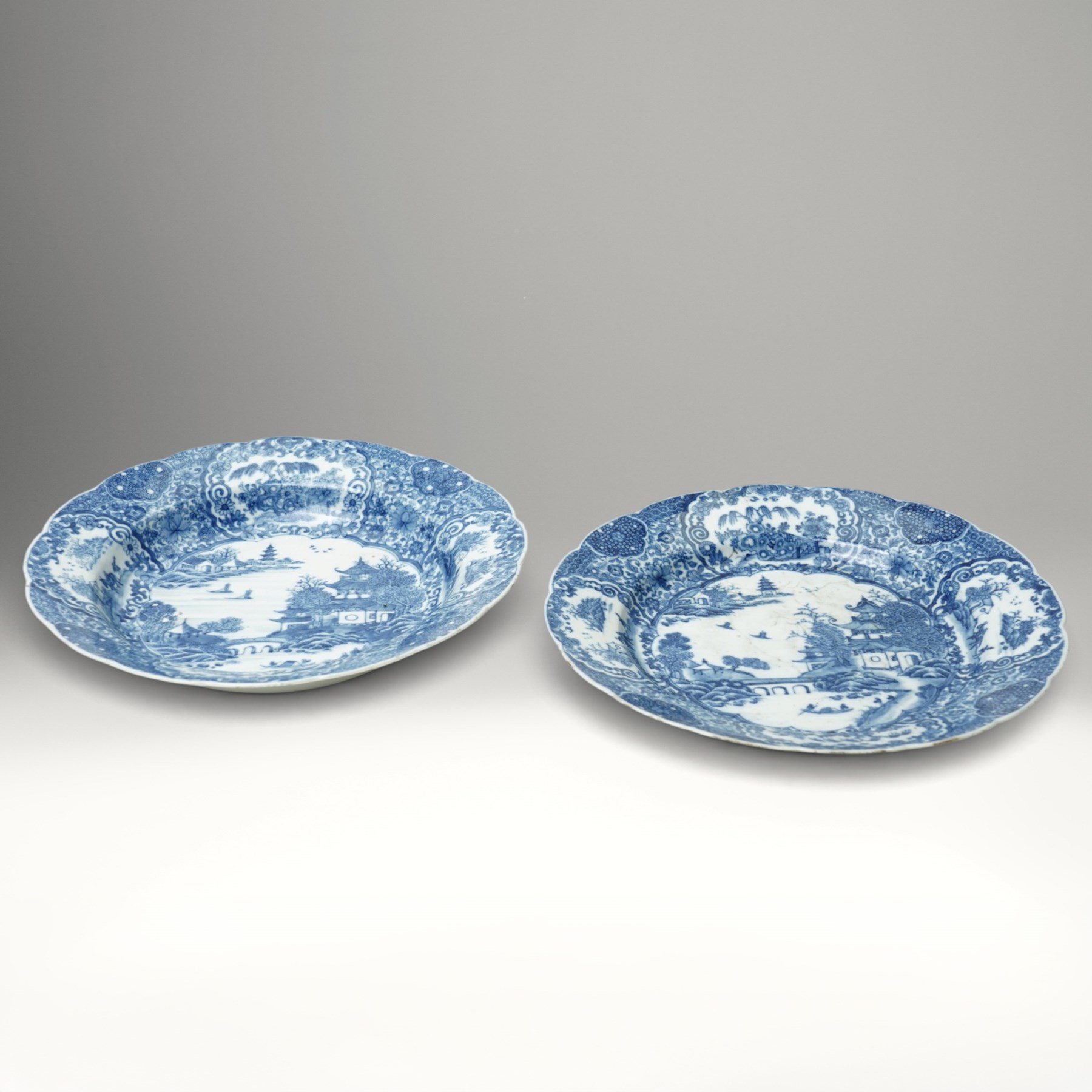 Set of five Chinese Qianlong period blue and white plates, D23cm 