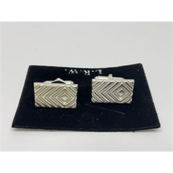 Pair of silver cufflinks, of rectangular form, with chevron decoration, hallmarked Harrison Brothers & Howson Ltd, Birmingham 2015