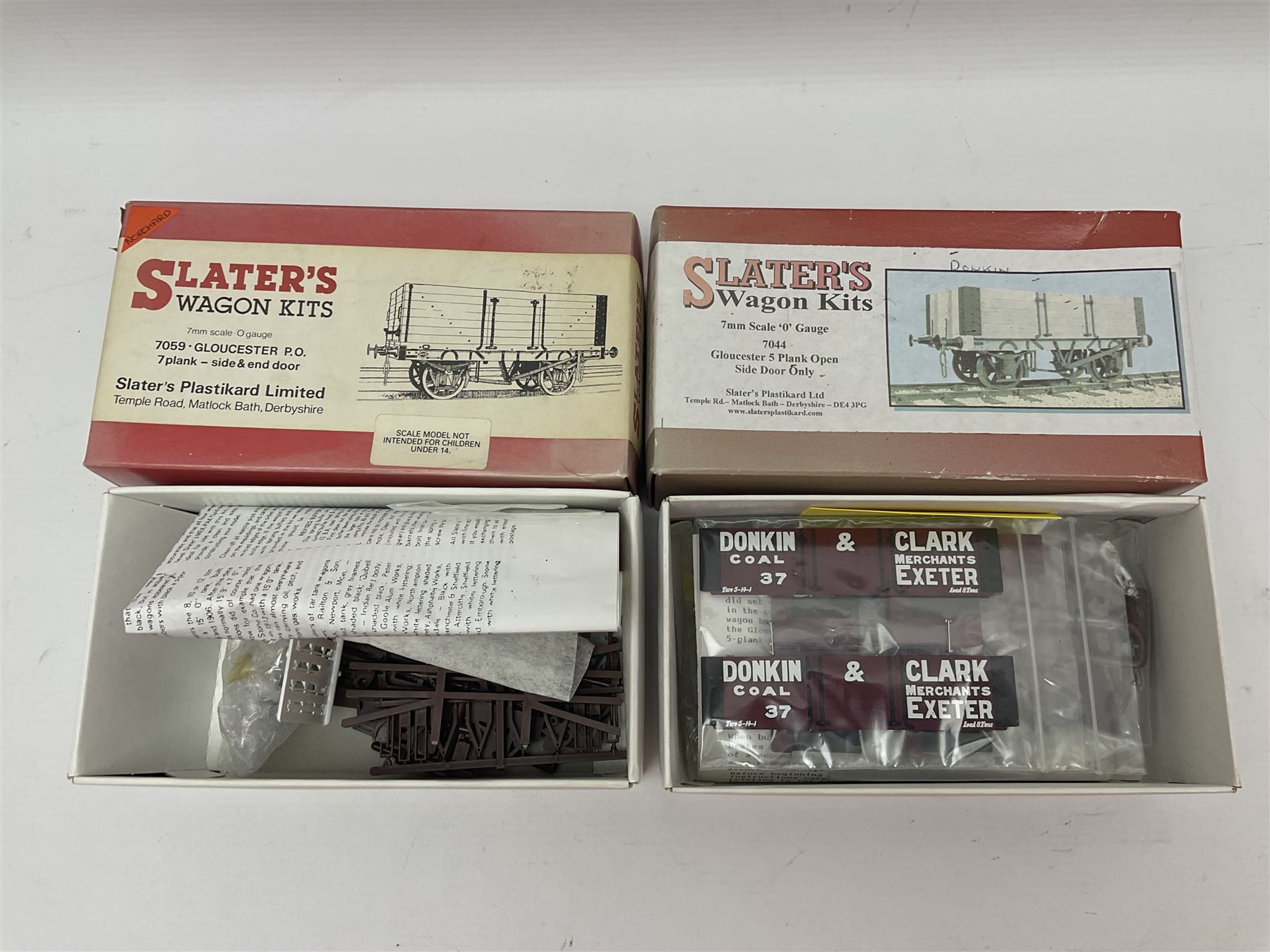 Eighteen boxed '0' gauge model railway kits for coaches and wagons from various makers, to include Roxey Mouldings, Slater’s Wagon Kits, Parkside Dundas, Blacksmith Models etc, all in original boxes (18)